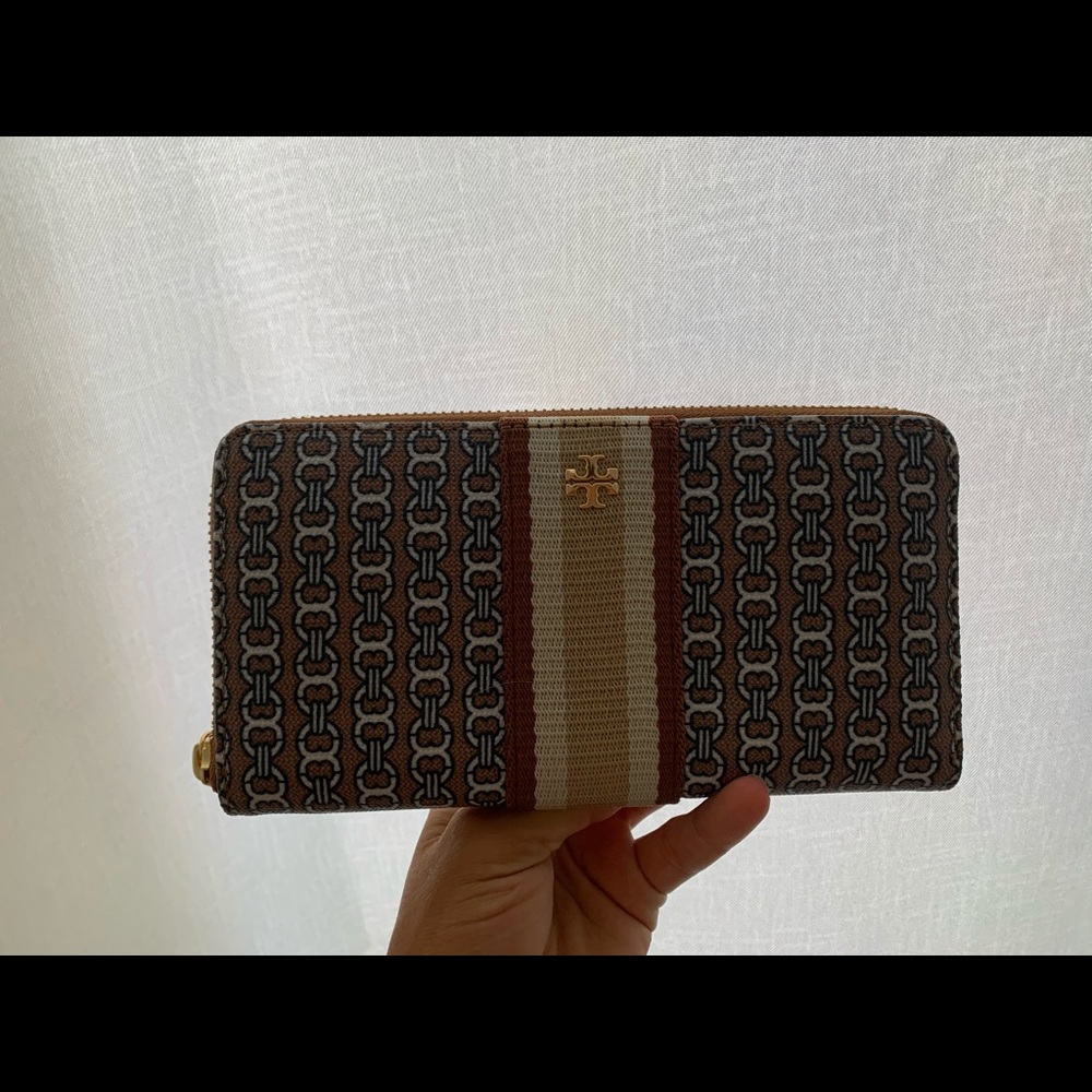NWOT Tory Burch zip monogram wallet